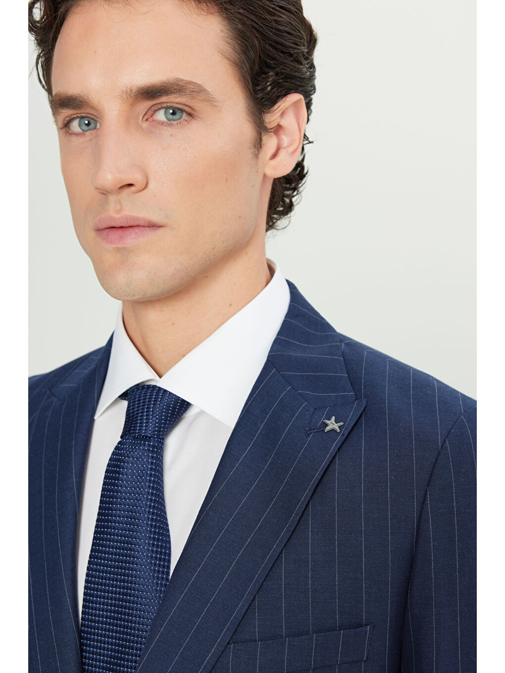 Erkek Lacivert Keten Slim Fit Dar Kesim Kırlangıç Yaka Çizgili Kapak Cepli Takım Elbise-3