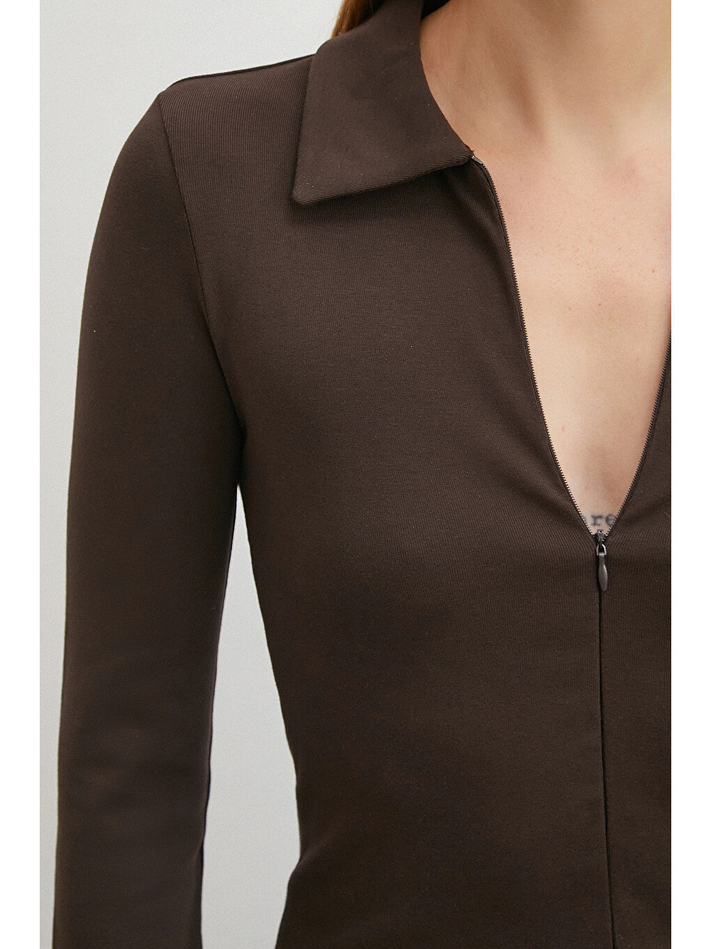 Karışık Yakalı Çift Fermuarlı Bluz Kahve-4