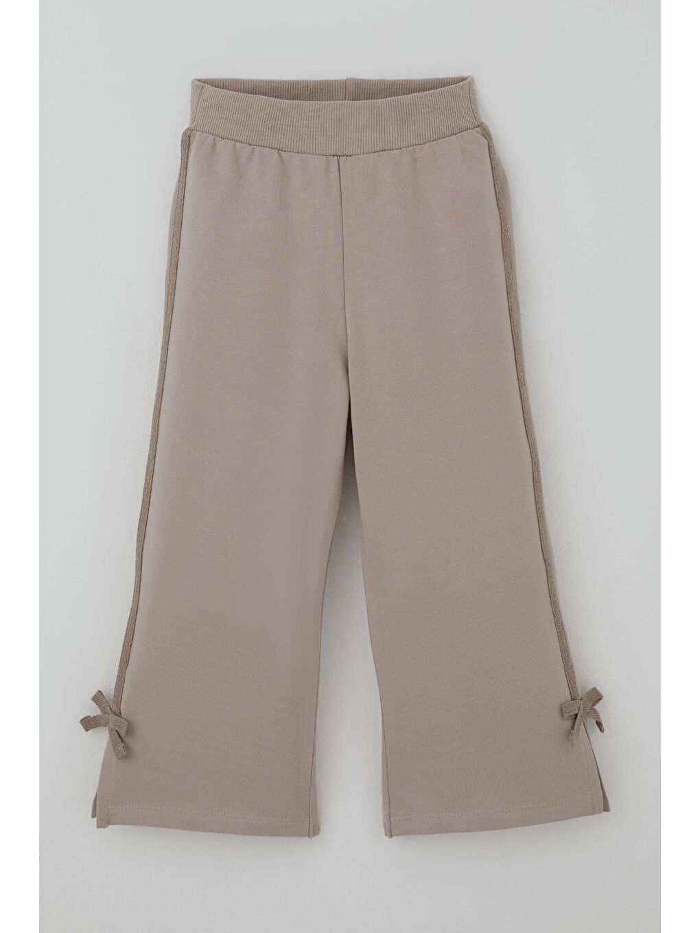 Bej Kız Çocuk Eşofman Altı Paçası Yırtmaçlı Fiyonk Aksesuarlı Yanları Biyeli Vizon (3-8 Yaş)