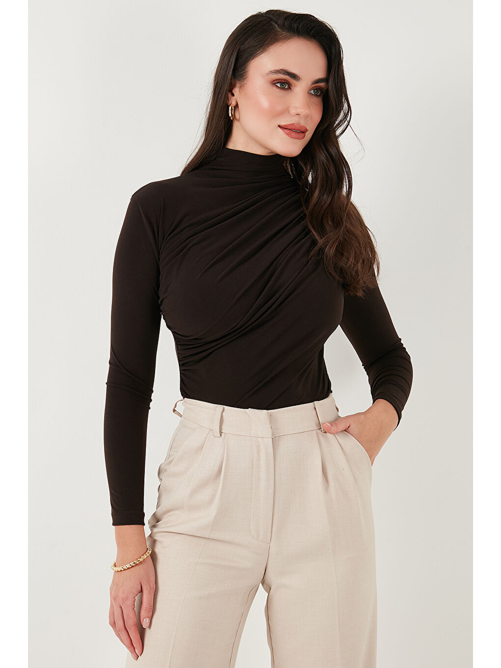 Kahverengi Streç Büzgü Detaylı Slim Fit Dik Yaka Kadın Bluz 669925-1