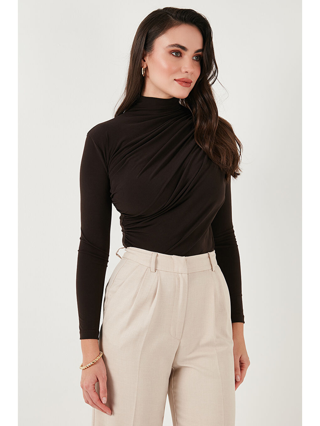 Kahverengi Streç Büzgü Detaylı Slim Fit Dik Yaka Kadın Bluz 669925-3