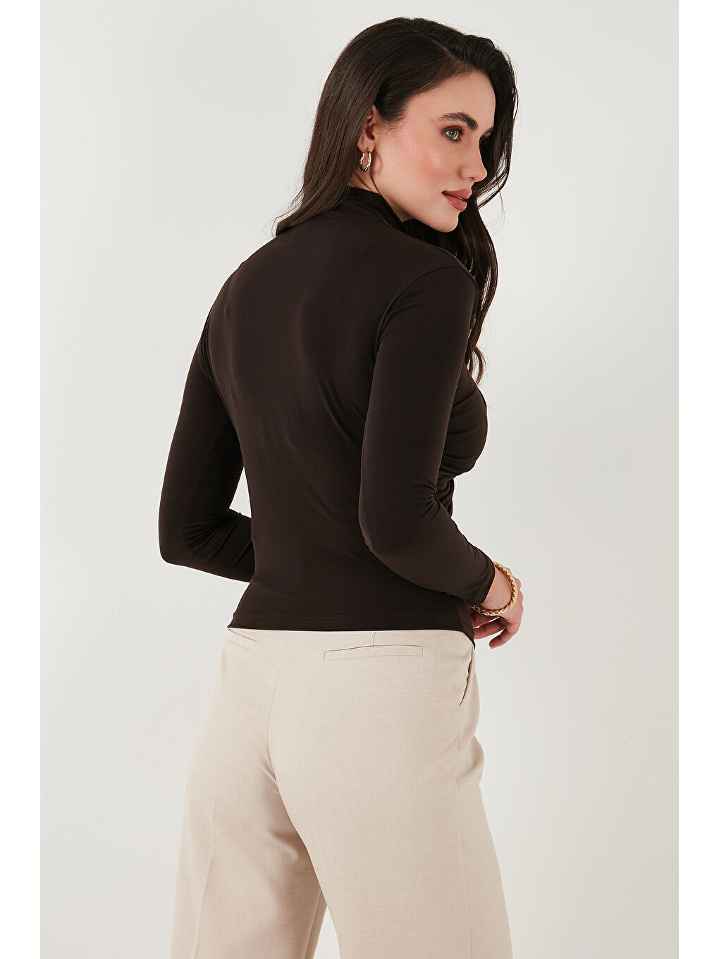 Kahverengi Streç Büzgü Detaylı Slim Fit Dik Yaka Kadın Bluz 669925-6