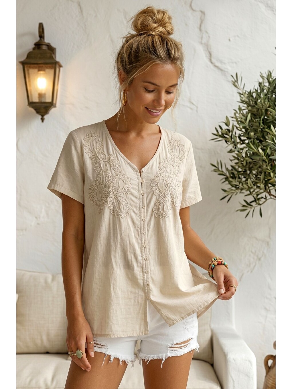 Bej V Yaka Kısa Kol Düğmeli Süzene Nakışlı Casual Pamuklu Oversize Dokuma Bluz 68 55-1