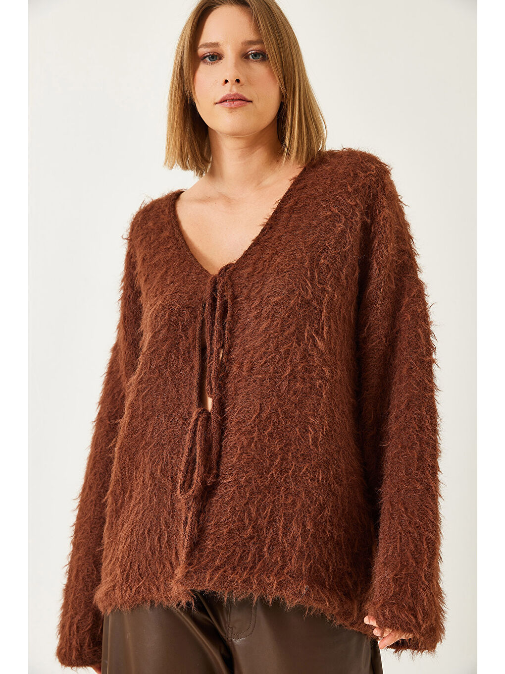 Kahverengi Kadın Tüylü Bağlamalı Hırka-3