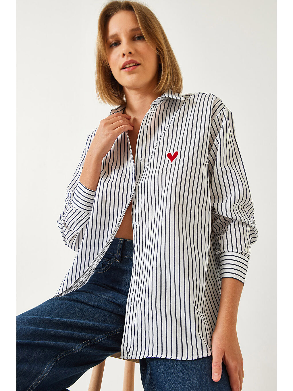 Beyaz Kadın Nakış Kalp İşlemeli Çizgili Gömlek