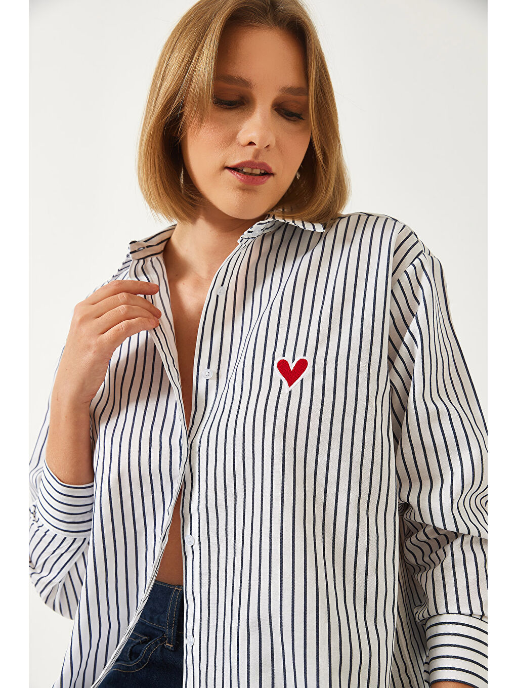 Beyaz Kadın Nakış Kalp İşlemeli Çizgili Gömlek-3