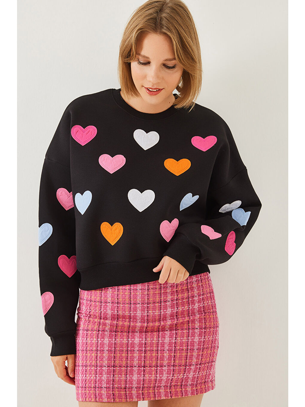 Siyah Kadın Kalp Nakışlı Üç İplik Şardonlu Sweatshirt-2