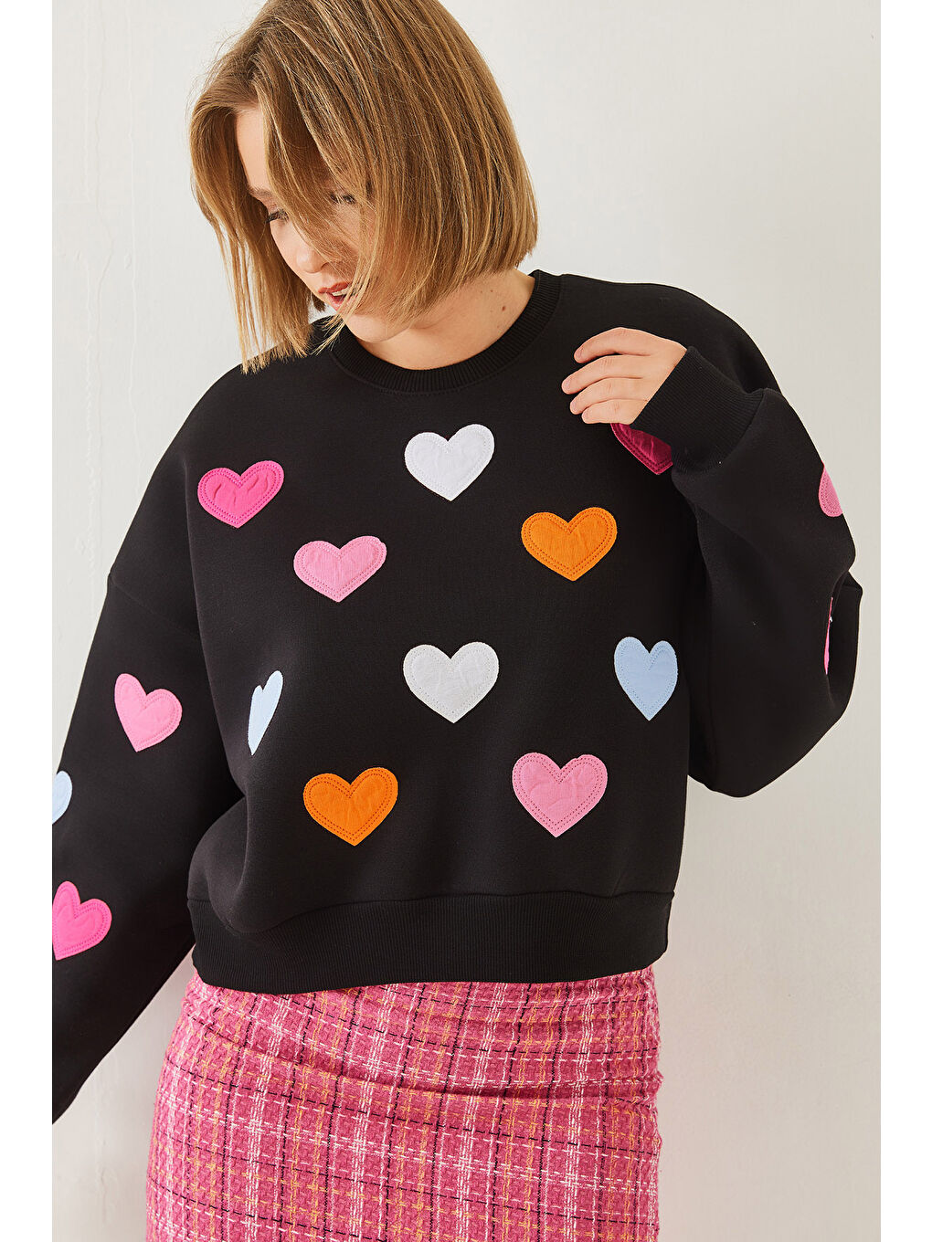 Siyah Kadın Kalp Nakışlı Üç İplik Şardonlu Sweatshirt-3