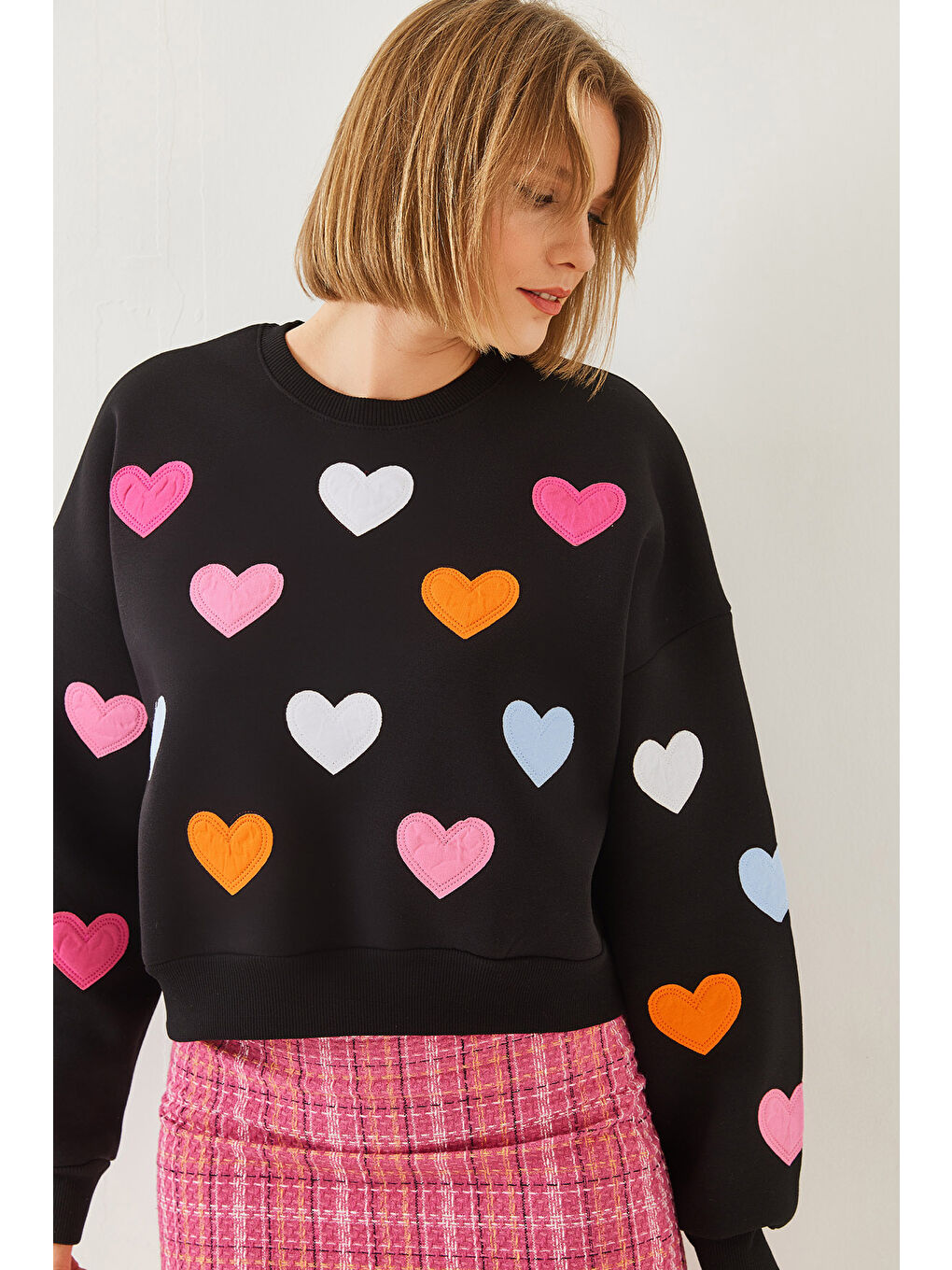 Siyah Kadın Kalp Nakışlı Üç İplik Şardonlu Sweatshirt-4