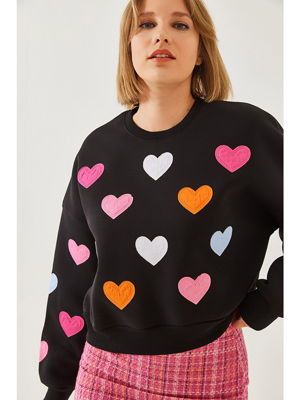 Siyah Kadın Kalp Nakışlı Üç İplik Şardonlu Sweatshirt-5