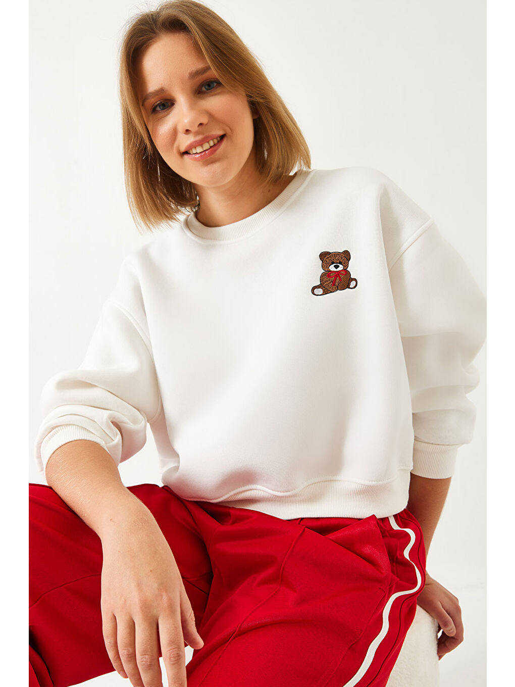 Beyaz Kadın Üç İplik Şardonlu Ayıcık İşlemeli Sweatshirt