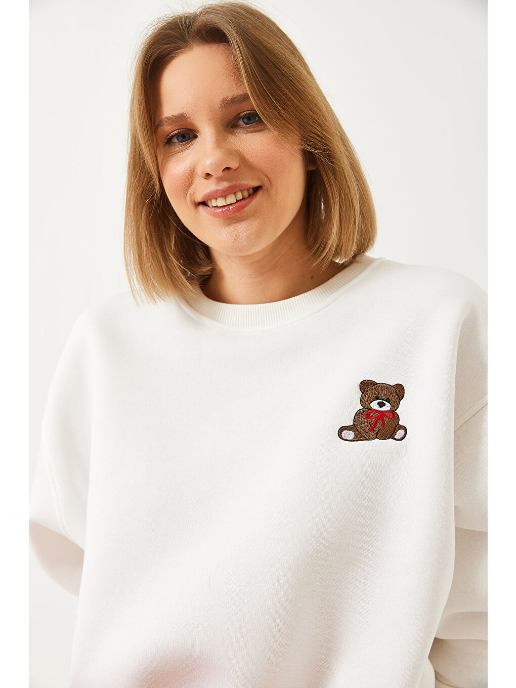 Beyaz Kadın Üç İplik Şardonlu Ayıcık İşlemeli Sweatshirt-4