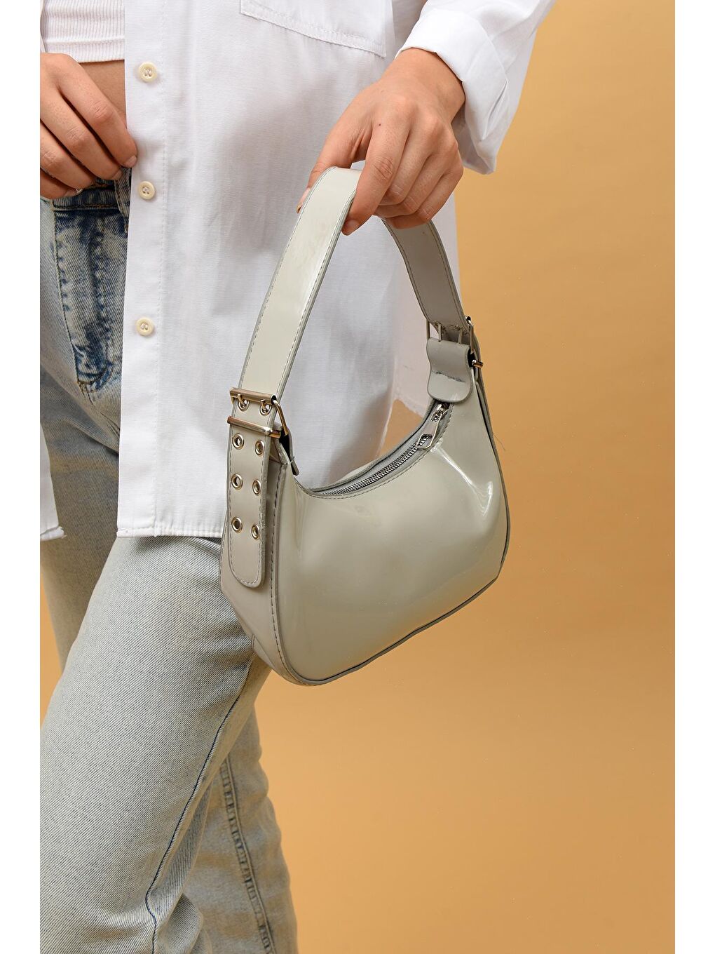 Gri Baget Parlak Rugan Ayarlanabilir Zımba Detaylı Kadın Omuz Çantası BAG5046-24-2