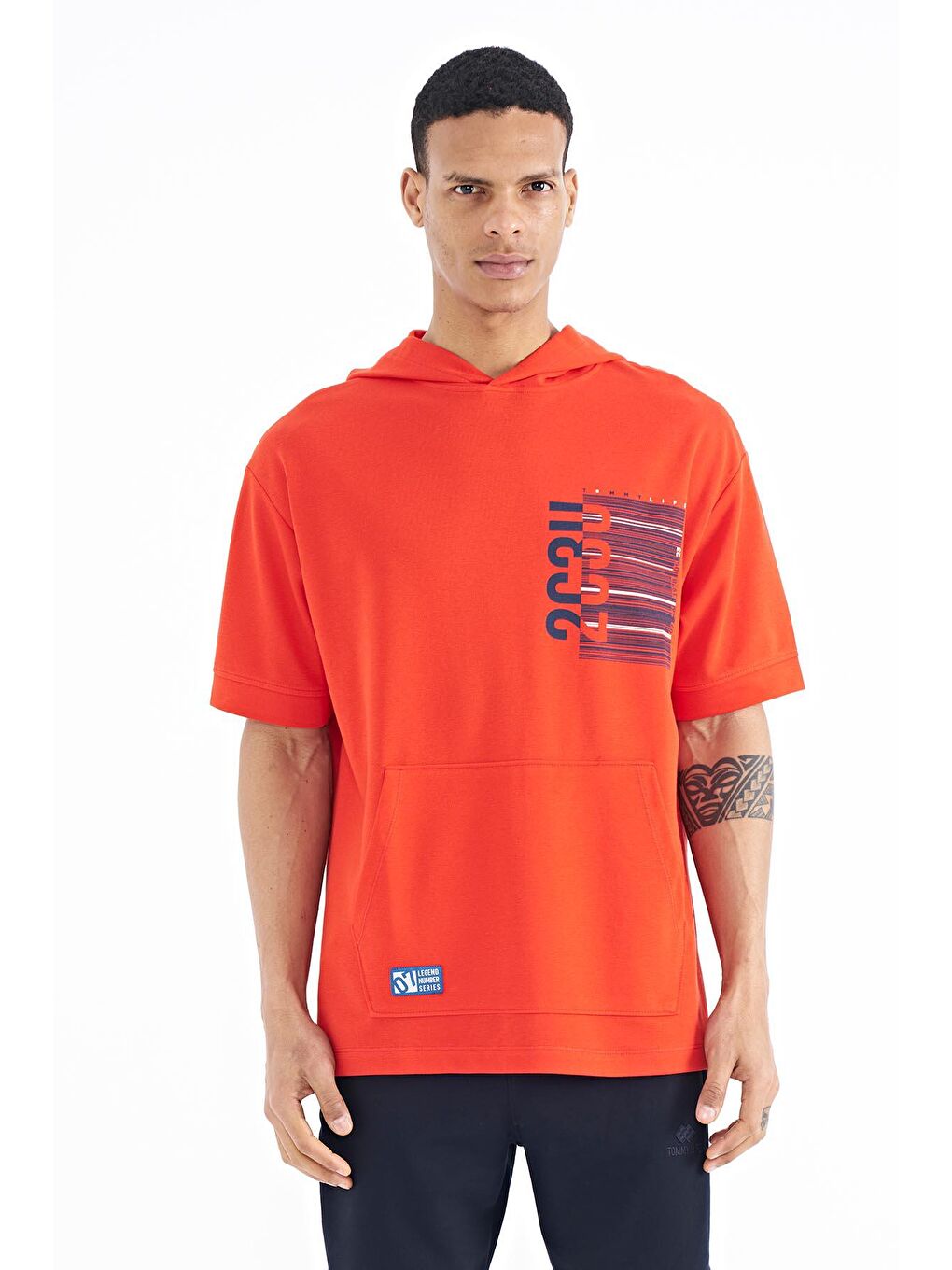 TOMMYLIFE Kırmızı Fiesta Kapüşonlu Baskılı Kanguru Cepli Oversize Erkek T-shirt - 88196