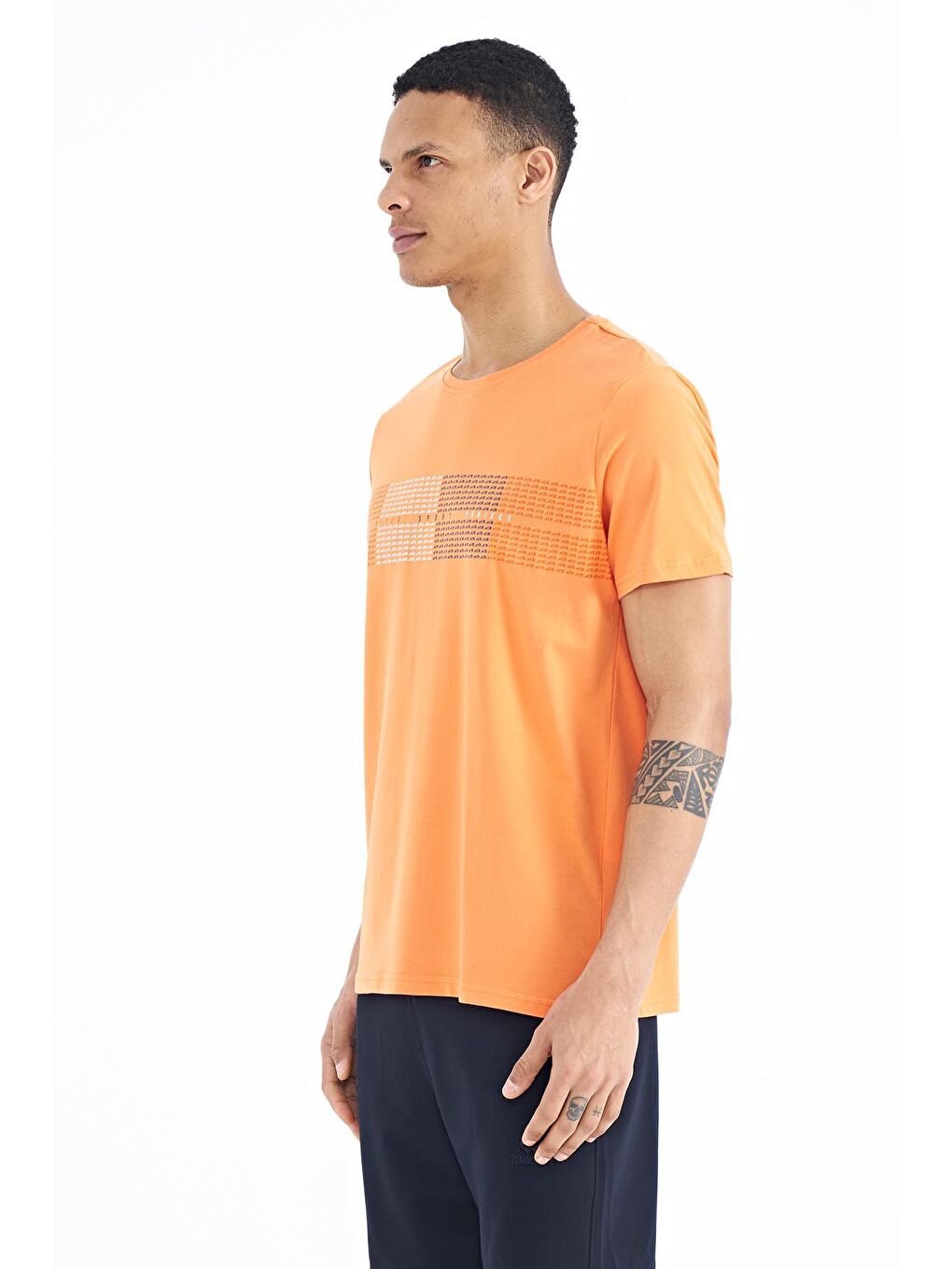 Turuncu Oranj Minimal Yazı Baskılı Standart Kalıp Erkek Tişört - 88182-4