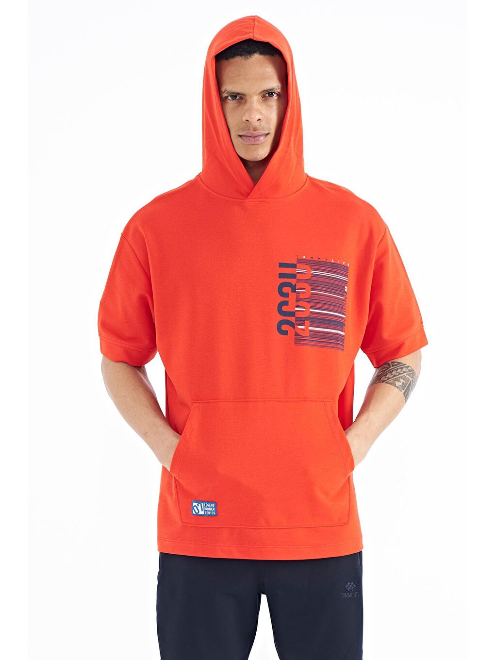 TOMMYLIFE Kırmızı Fiesta Kapüşonlu Baskılı Kanguru Cepli Oversize Erkek T-shirt - 88196 - 4