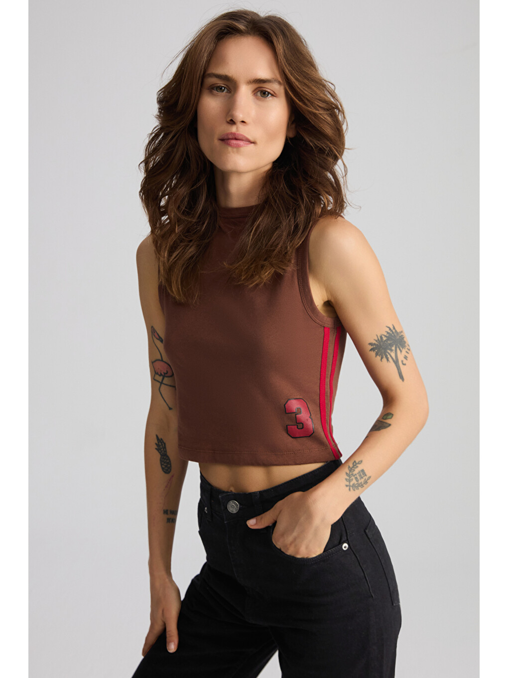 Yeslın Kadın Kontrast Şeritli Baskılı %100 Organik Pamuk Crop Kolsuz Kahverengi T-shirt