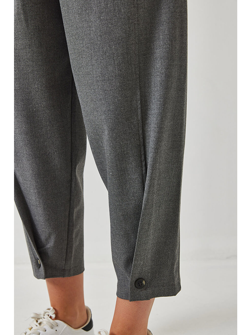Antrasit Kadın Paça Düğme Detaylı Keten Dokulu Pantolon-4