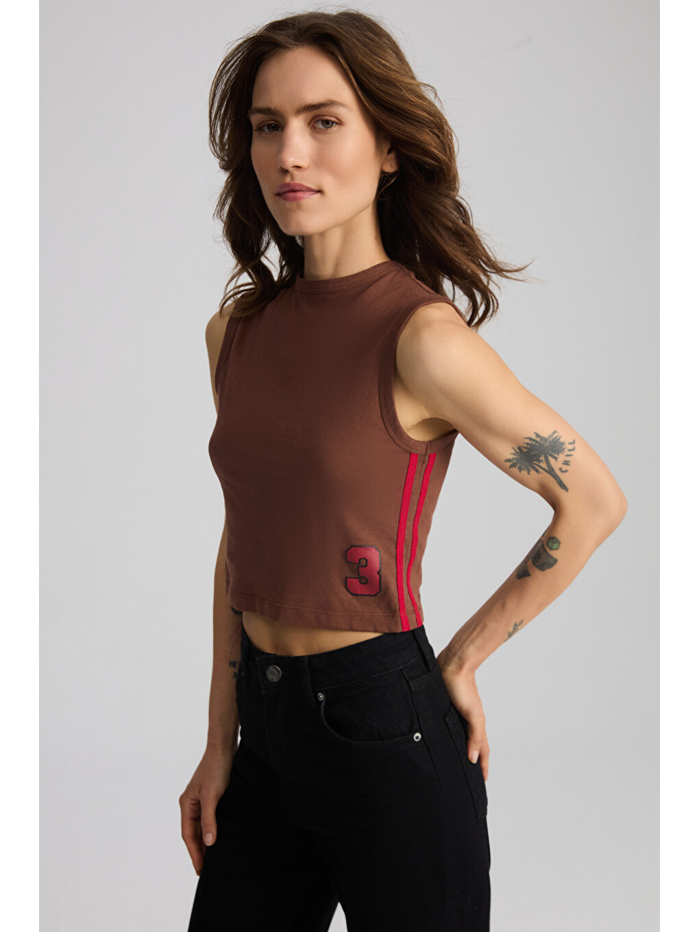 Yeslın Kadın Kontrast Şeritli Baskılı %100 Organik Pamuk Crop Kolsuz Kahverengi T-shirt-2
