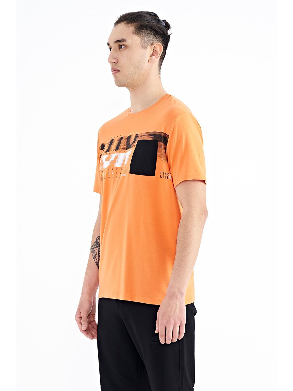 TOMMYLIFE Turuncu Oranj Ön Cep Detaylı Baskılı Standart Kalıp Erkek T-shirt - 88200 - 4