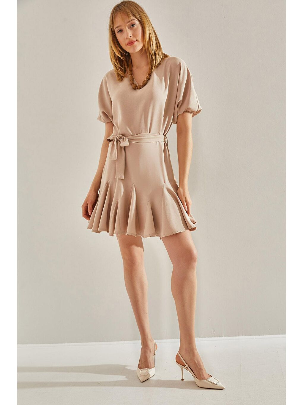 Bej Kadın Fırfır Detaylı V Yaka Kuşaklı Elbise