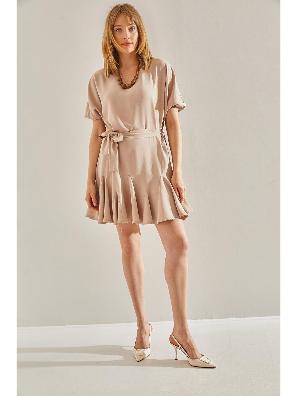 Bej Kadın Fırfır Detaylı V Yaka Kuşaklı Elbise-1