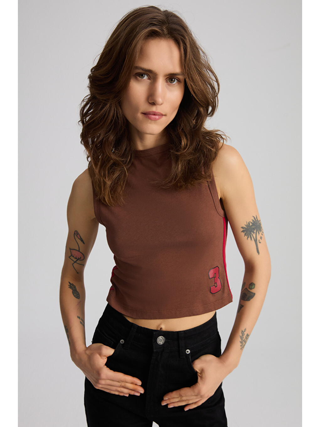 Yeslın Kadın Kontrast Şeritli Baskılı %100 Organik Pamuk Crop Kolsuz Kahverengi T-shirt-3