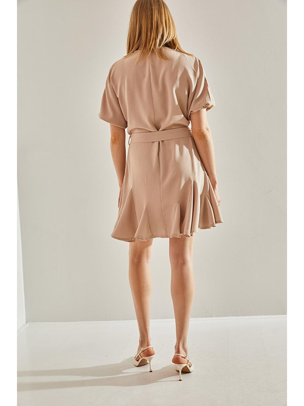 Bej Kadın Fırfır Detaylı V Yaka Kuşaklı Elbise-2