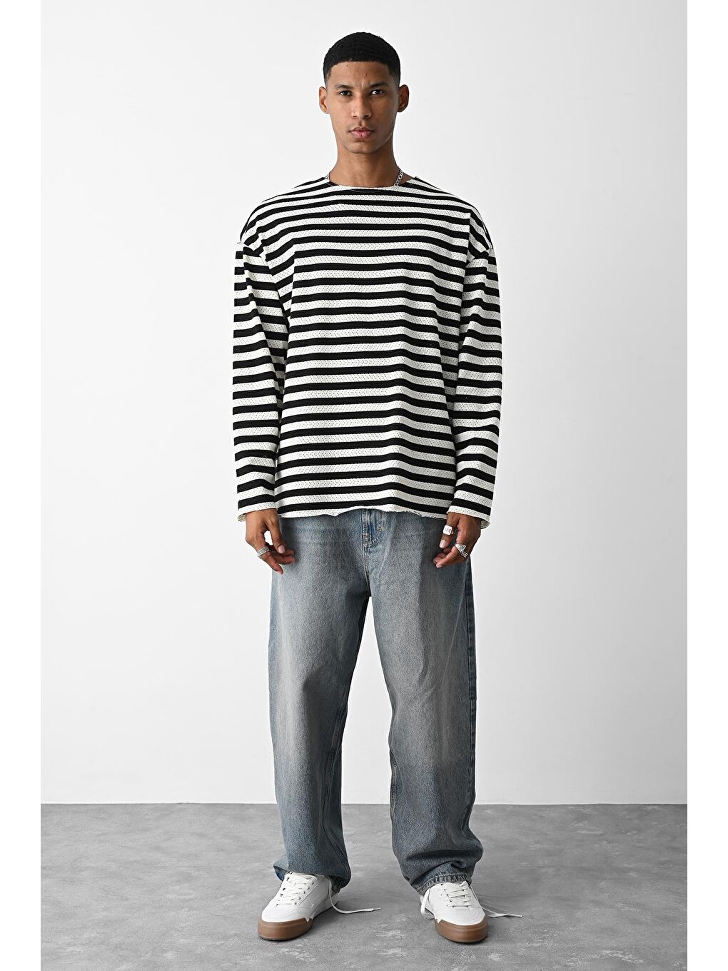 Siyah Yaka Detaylı Oversize Kazak