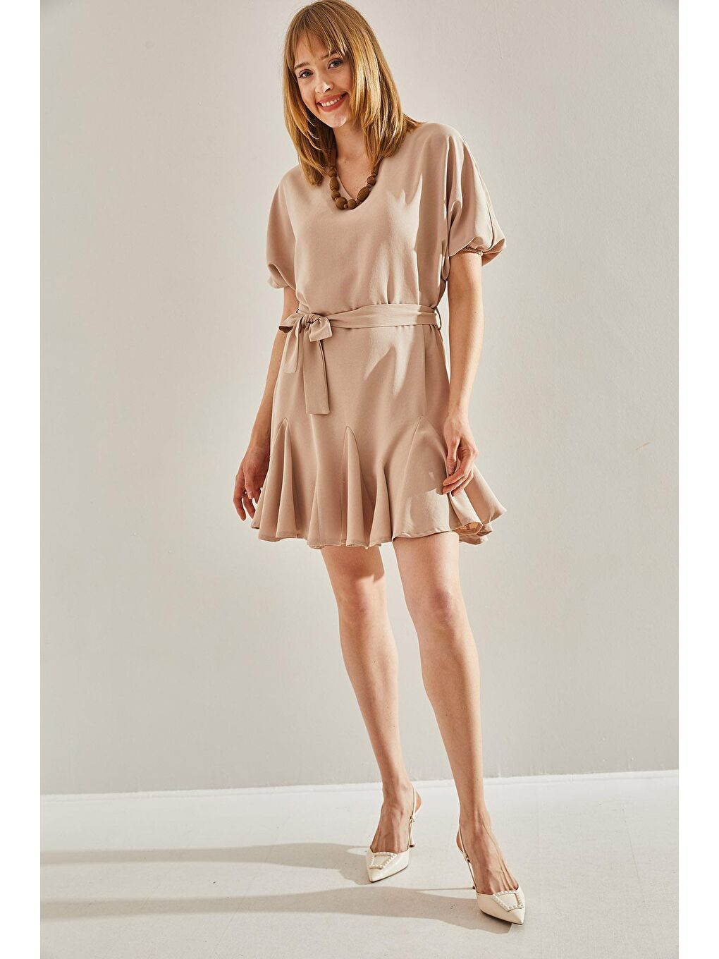 Bej Kadın Fırfır Detaylı V Yaka Kuşaklı Elbise-3