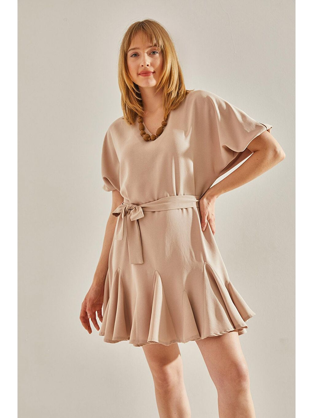 Bej Kadın Fırfır Detaylı V Yaka Kuşaklı Elbise-4