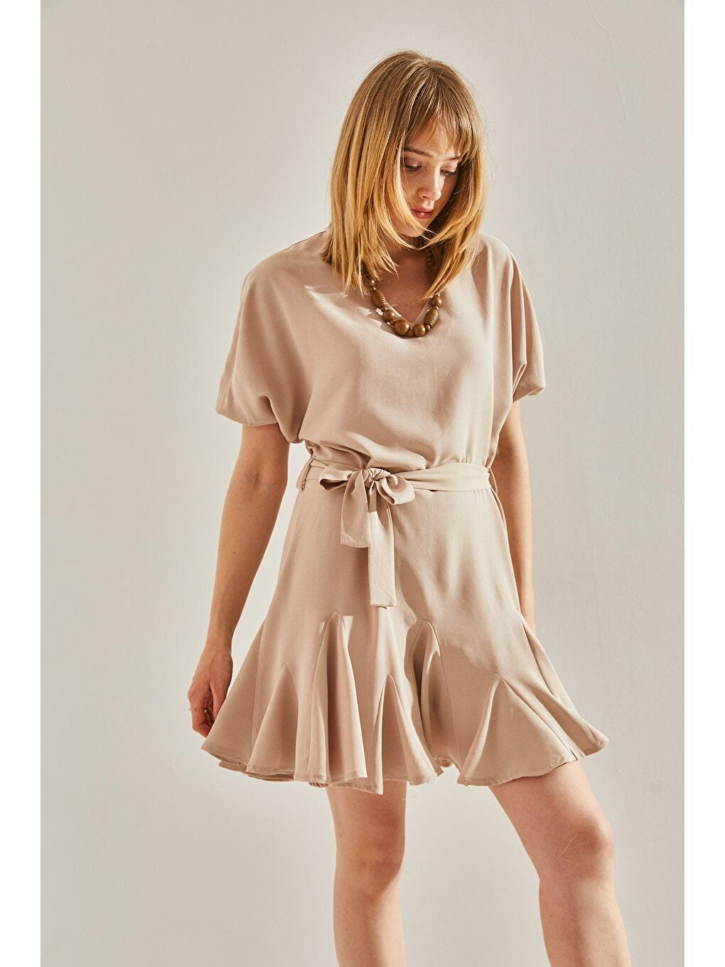 Bej Kadın Fırfır Detaylı V Yaka Kuşaklı Elbise-5