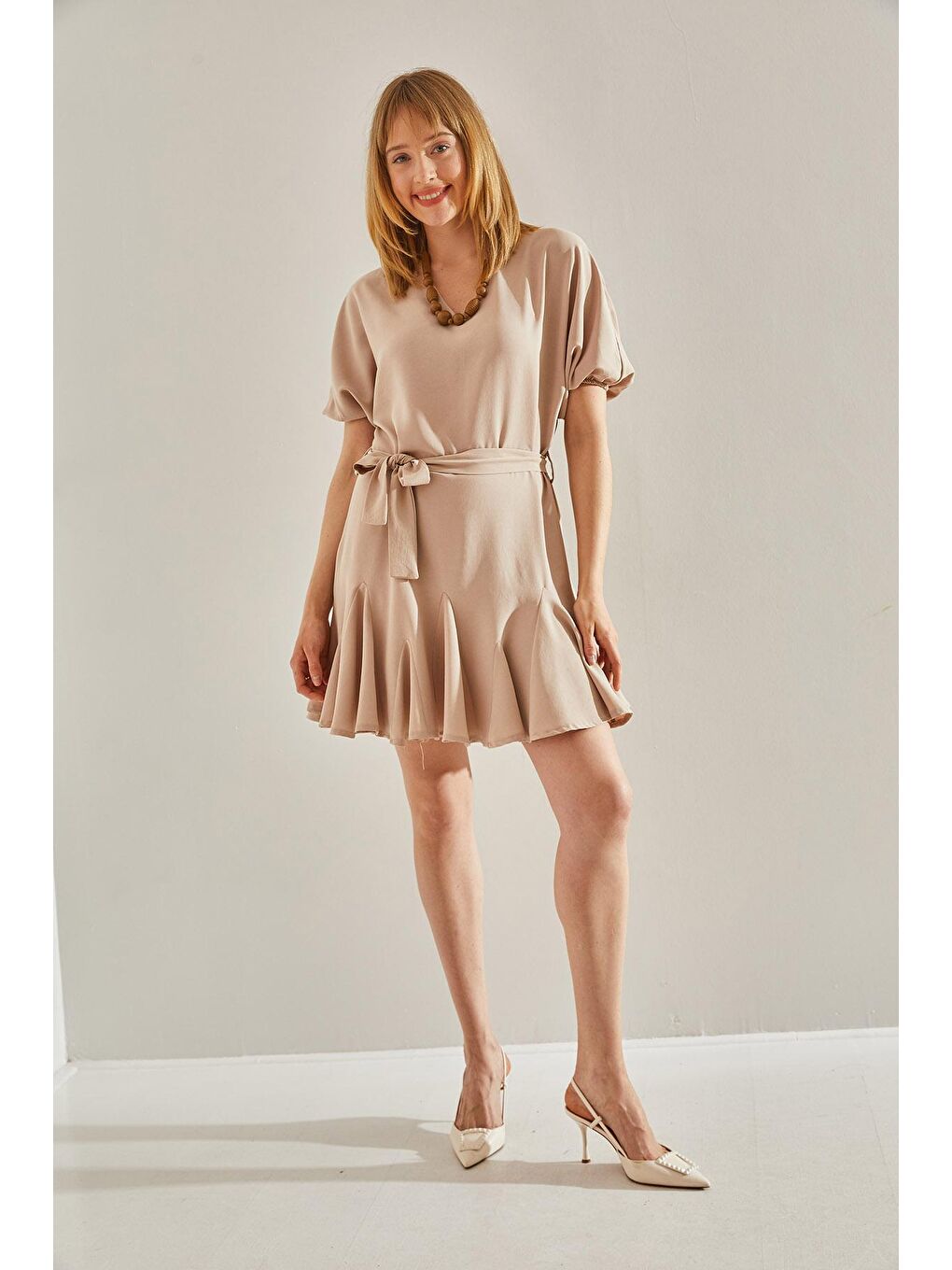 Bej Kadın Fırfır Detaylı V Yaka Kuşaklı Elbise-6