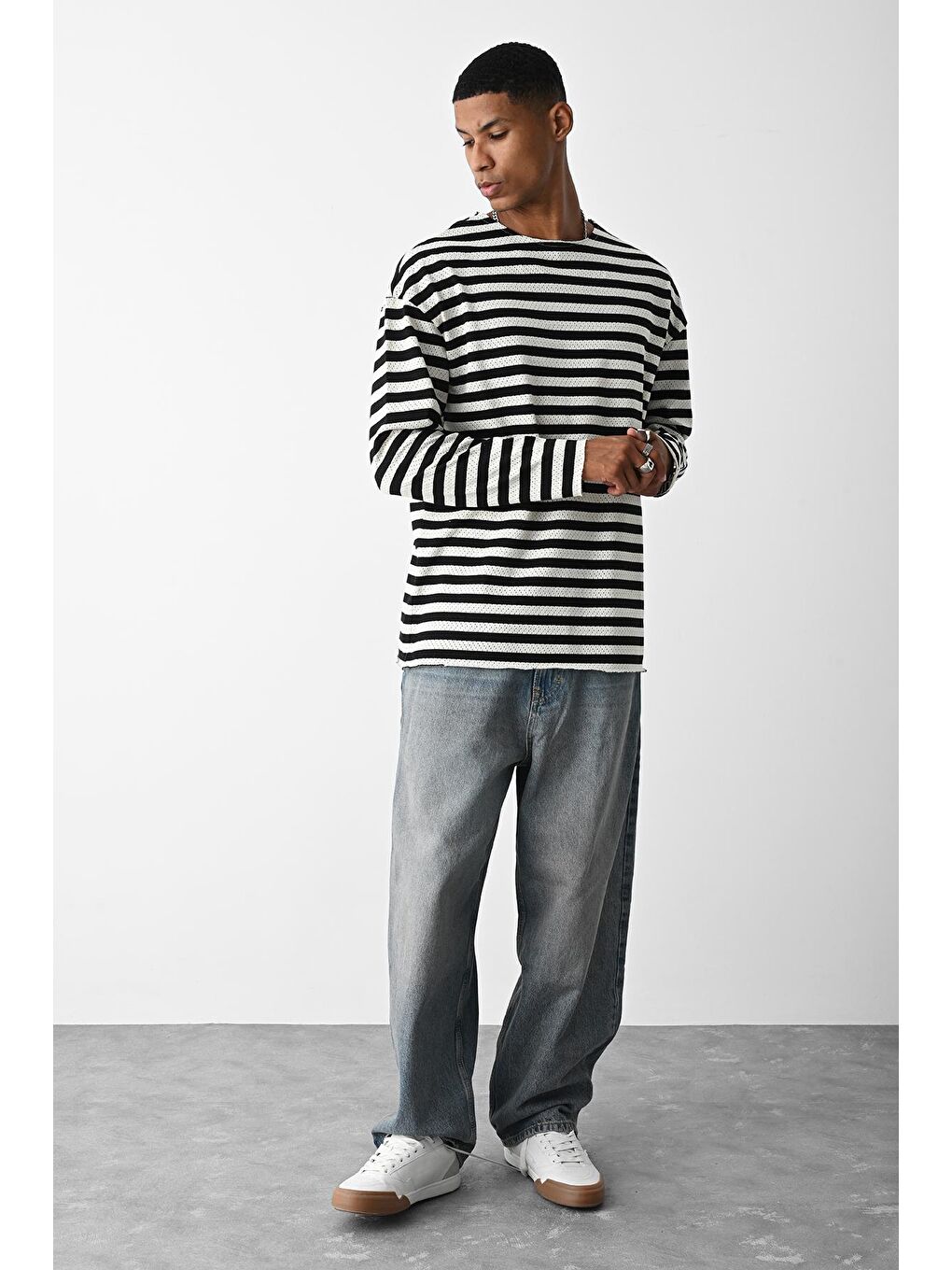 Siyah Yaka Detaylı Oversize Kazak-1