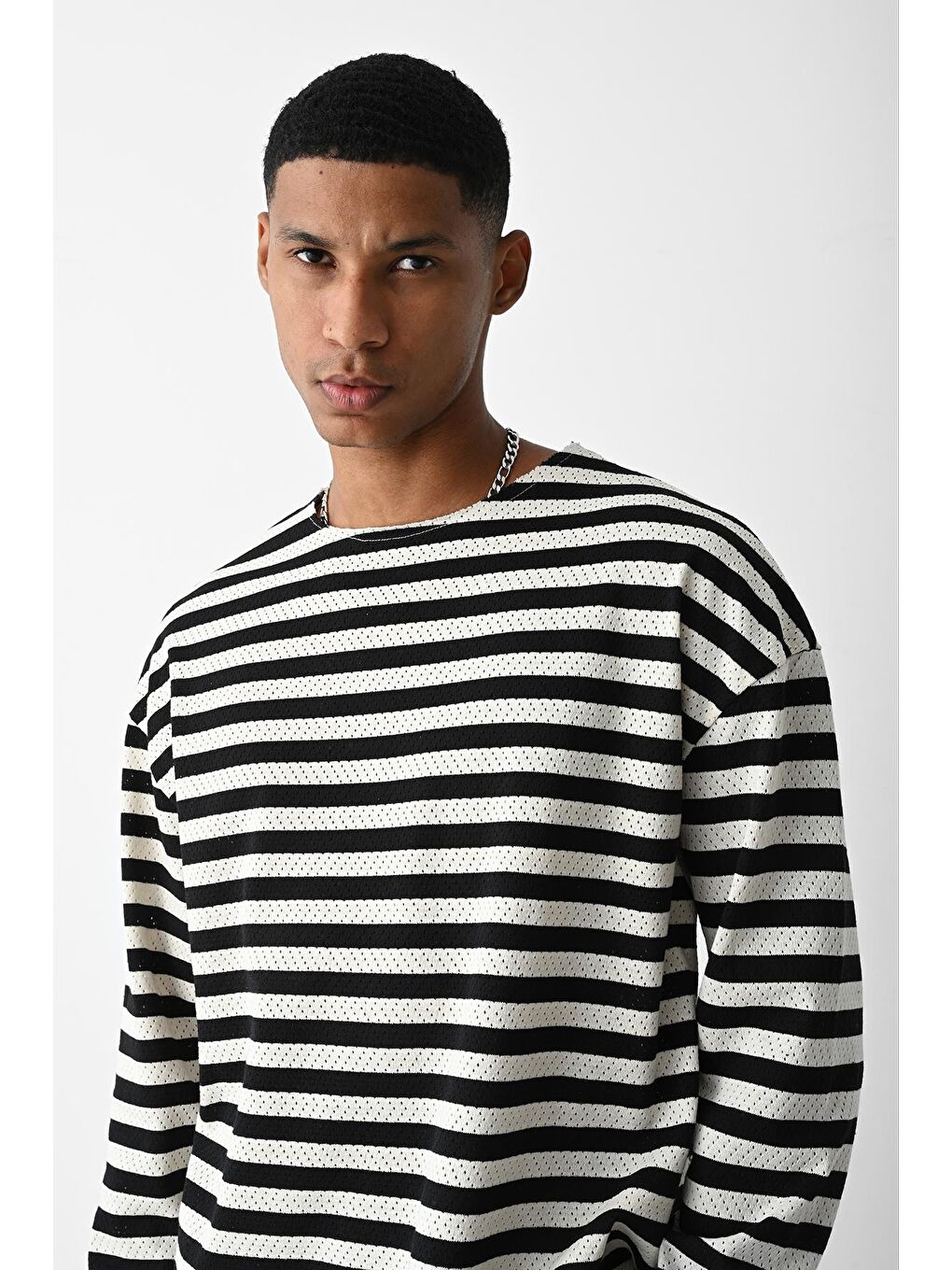 Siyah Yaka Detaylı Oversize Kazak-2