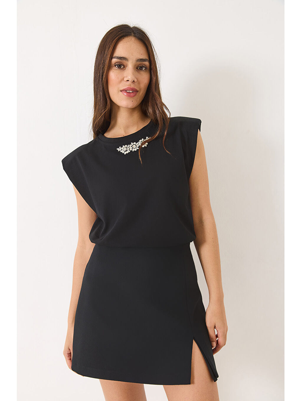 Siyah Kadın Taş Detaylı Vatkalı Kolsuz T-Shirt-1