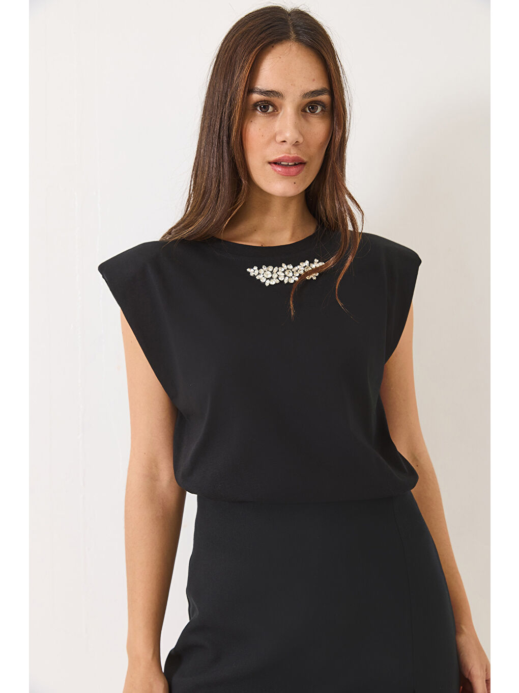 Siyah Kadın Taş Detaylı Vatkalı Kolsuz T-Shirt-2
