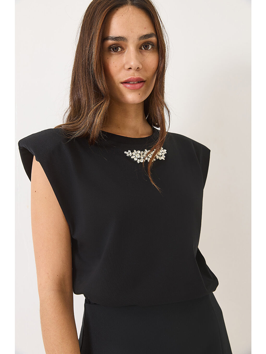 Siyah Kadın Taş Detaylı Vatkalı Kolsuz T-Shirt-4