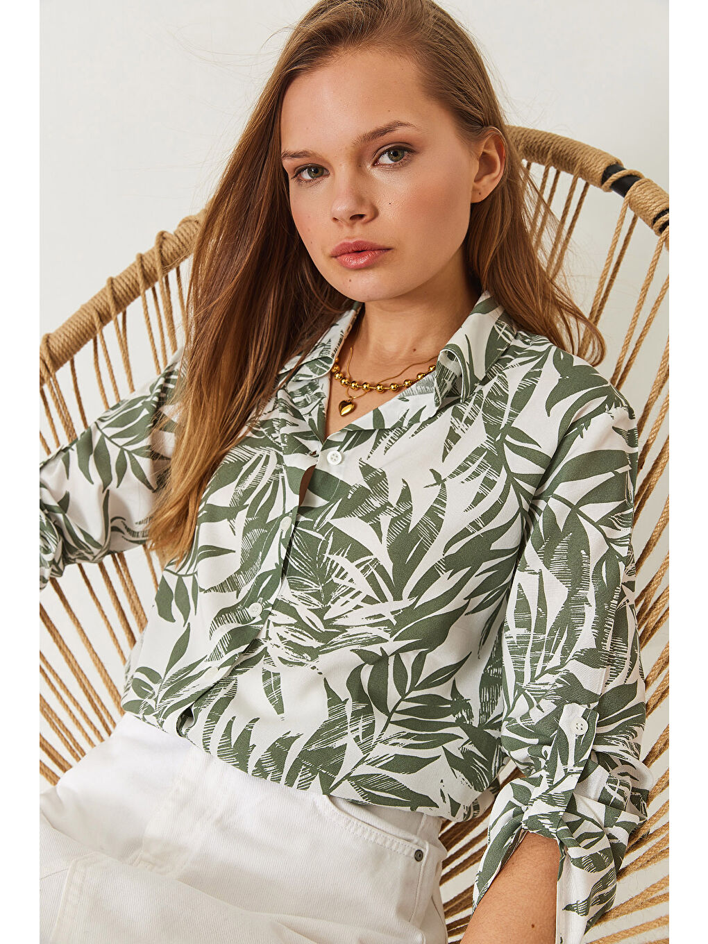 Yeşil Kadın Kol Katlamalı Yaprak Desenli Viskon Gömlek-1