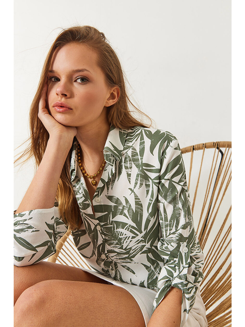 Yeşil Kadın Kol Katlamalı Yaprak Desenli Viskon Gömlek-3