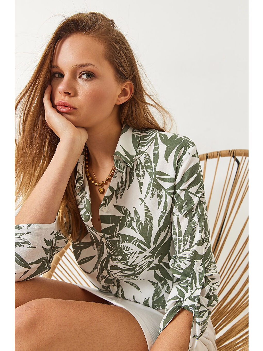 Yeşil Kadın Kol Katlamalı Yaprak Desenli Viskon Gömlek-4