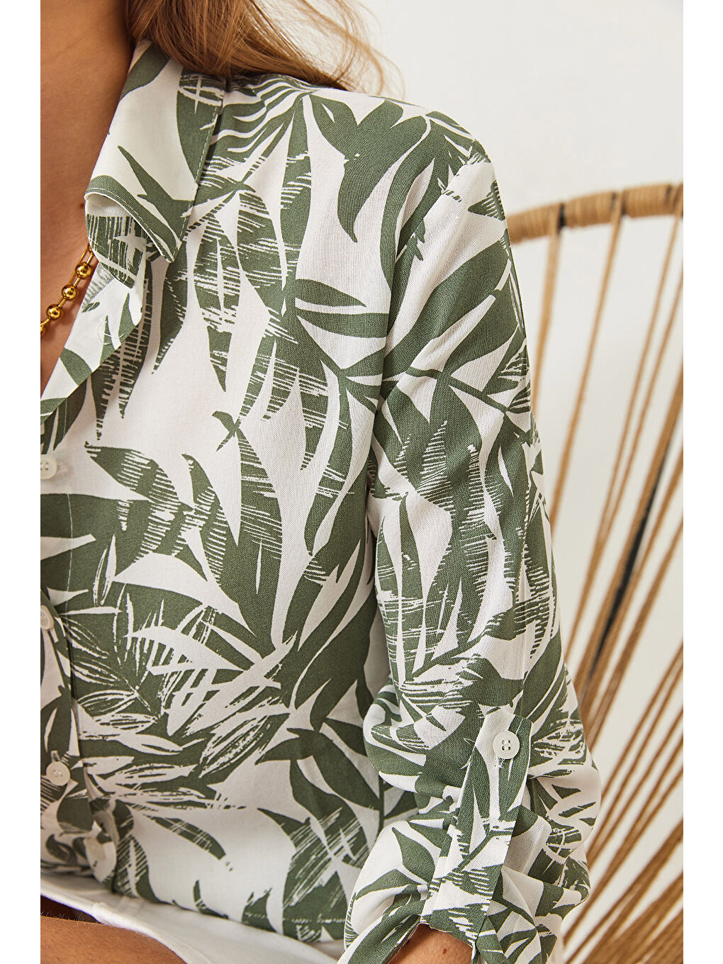 Yeşil Kadın Kol Katlamalı Yaprak Desenli Viskon Gömlek-5