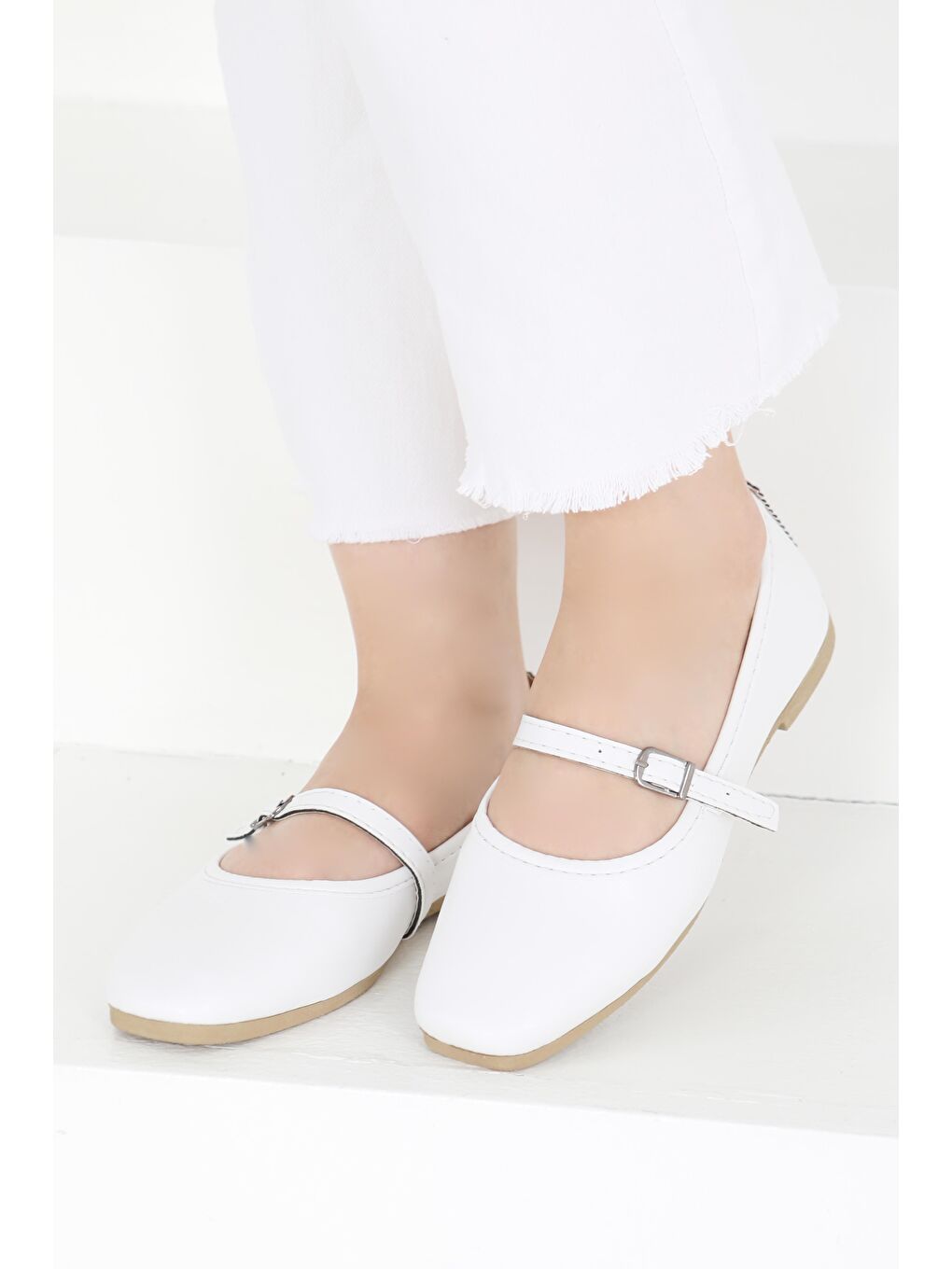 Kadın Beyaz Kemer Tokalı Babet - 27401