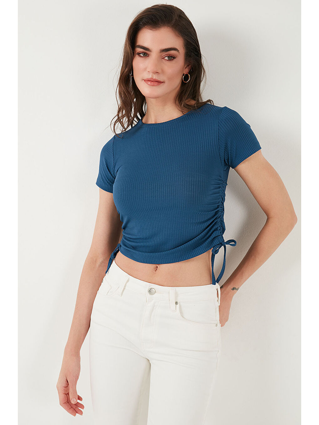 İndigo Yanlardan Büzgülü Kısa Kollu Crop Kadın Bluz 5864010-3