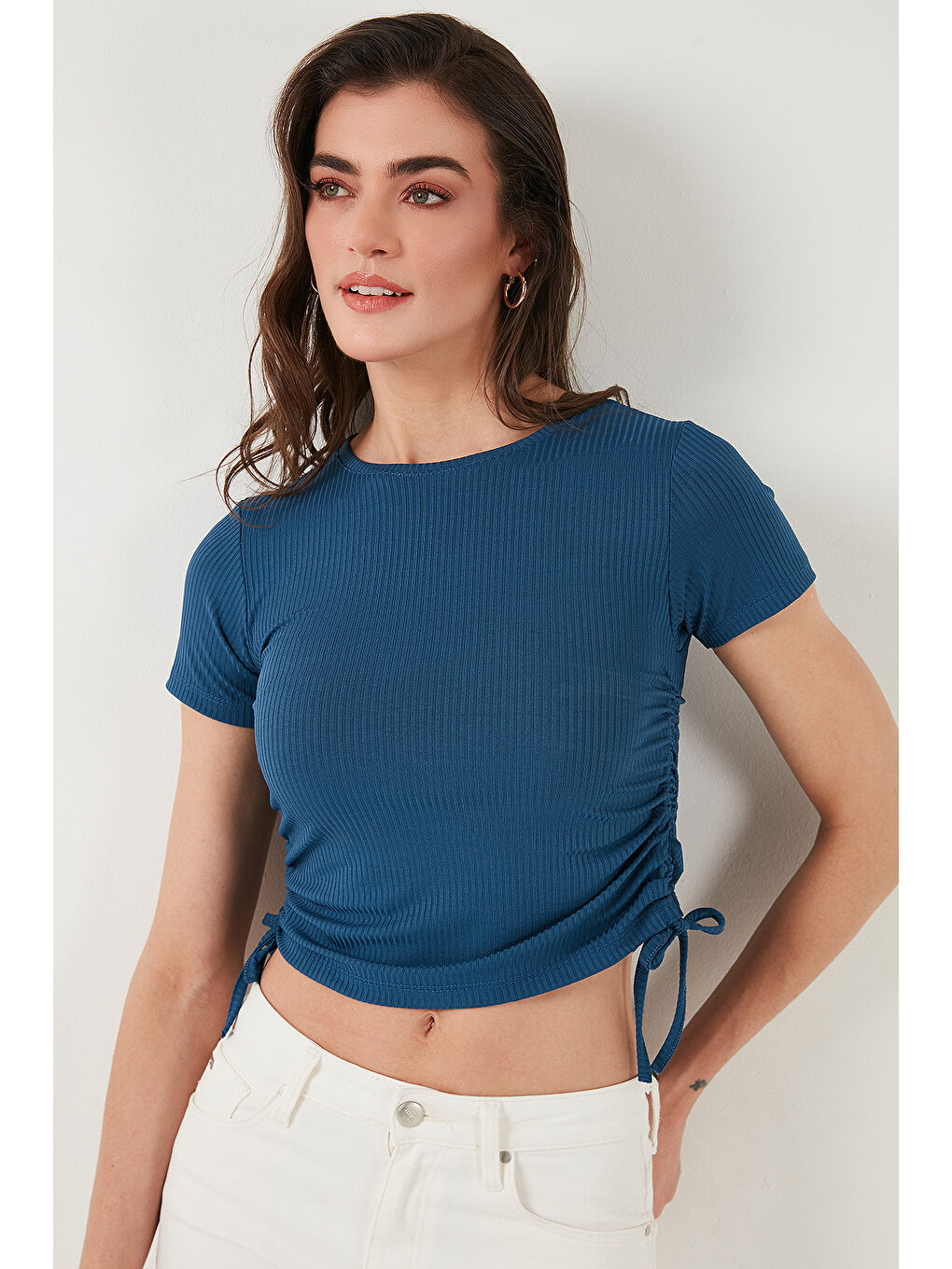 İndigo Yanlardan Büzgülü Kısa Kollu Crop Kadın Bluz 5864010-4