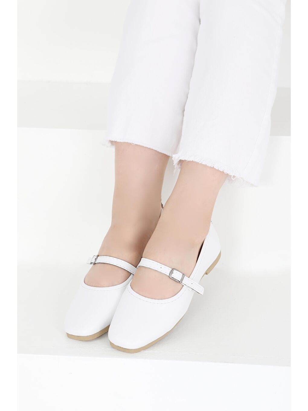 Kadın Beyaz Kemer Tokalı Babet - 27401-1
