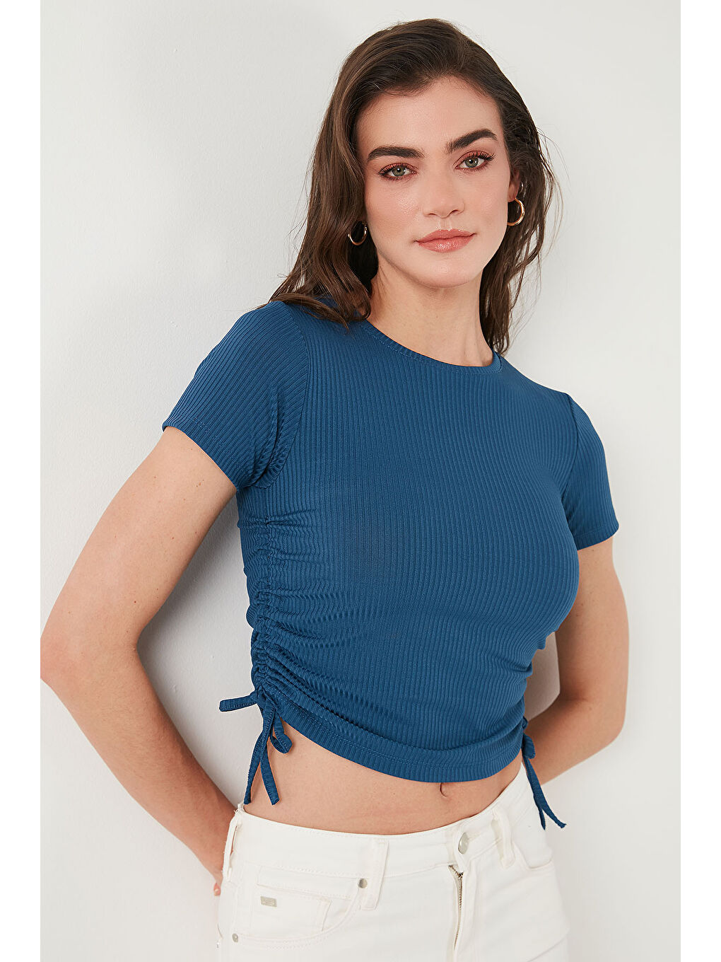 İndigo Yanlardan Büzgülü Kısa Kollu Crop Kadın Bluz 5864010-5