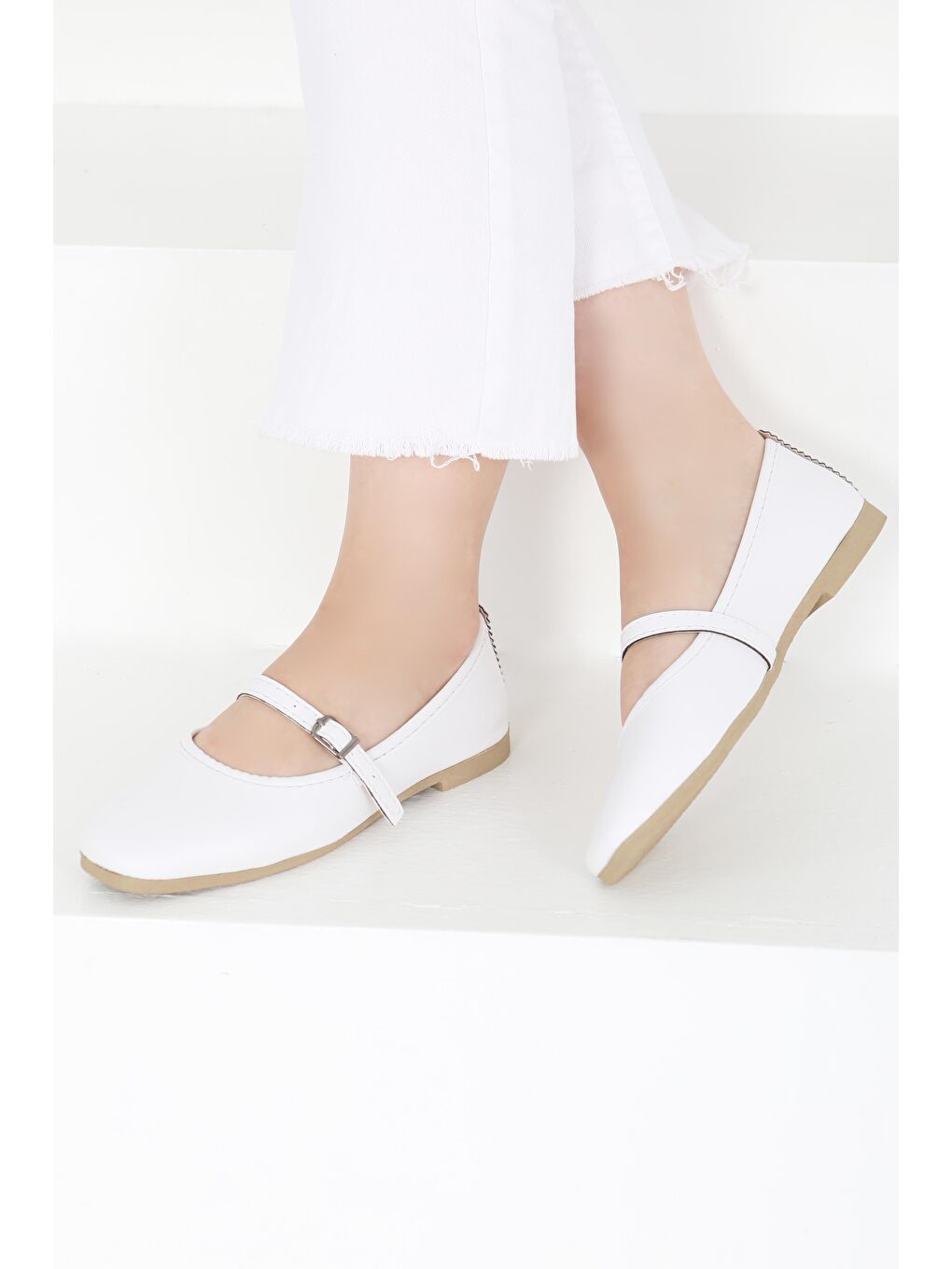 Kadın Beyaz Kemer Tokalı Babet - 27401-2