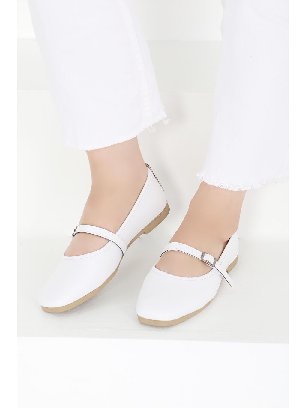 Kadın Beyaz Kemer Tokalı Babet - 27401-3