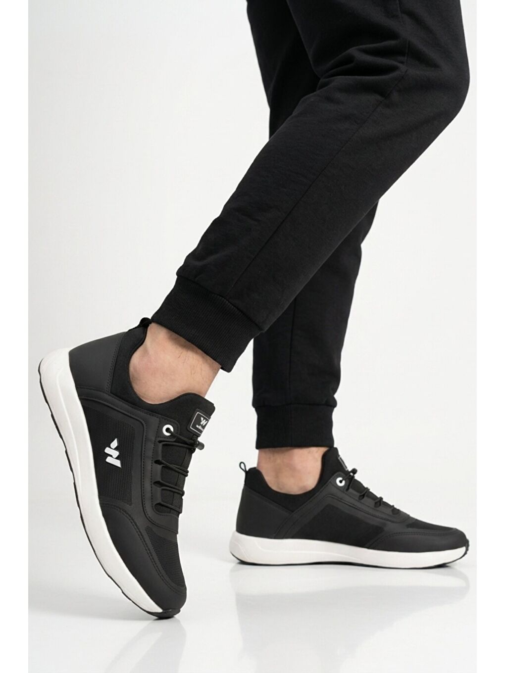 Siyah Beyaz Hafif Esnek Kilit Bağcıklı Erkek Spor Ayakkabı Bertina M